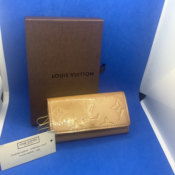💜 💜 💜 Louis Vuitton 
Monogram Vernice signature design LV Logo 4 key holder - Picture 1 of 8